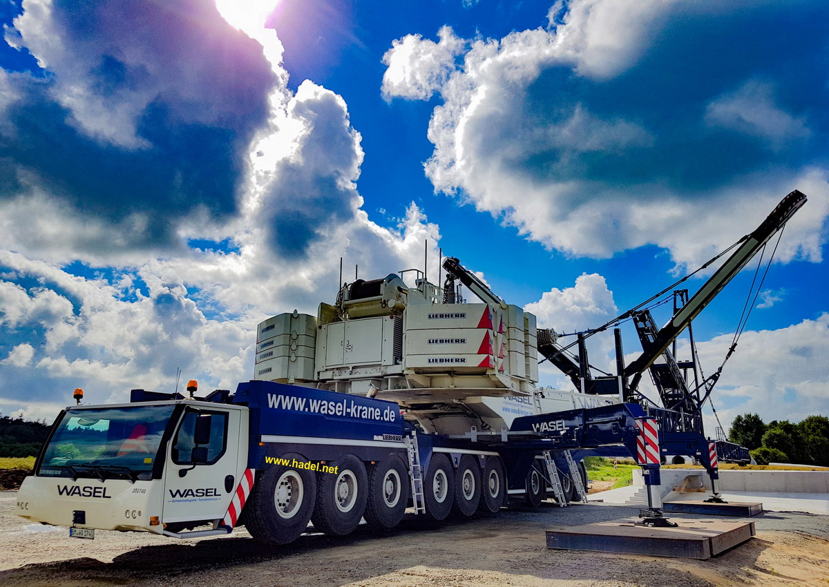 Liebherr LTM 1750-9.1 from Wasel working in a wind park