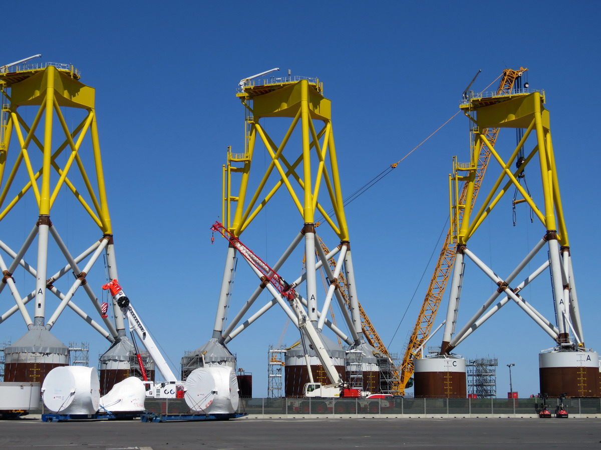 some impressions from the offshore Cuxport with a Liebherr LR 11350 from Schmidbauer and some other cranes