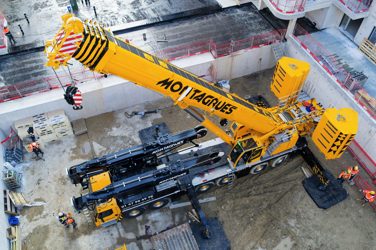 Liebherr-Mobilkran LTM 1400-6.1 demontiert großen Turmdrehkran in Paris