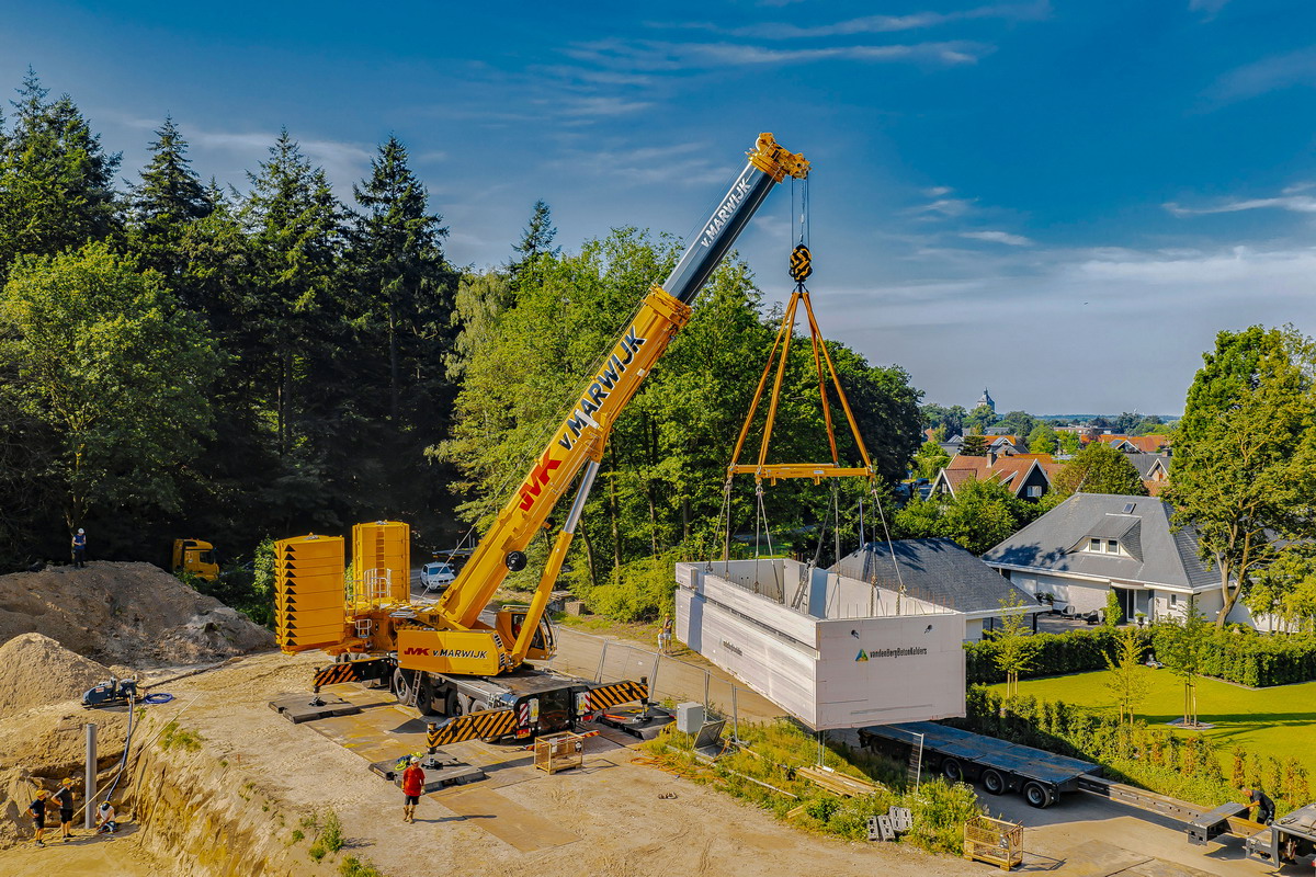 Liebherr LTM 1400-6.1: Präzisionshub für 73-Tonnen-Fertigteilkeller in den Niederlanden