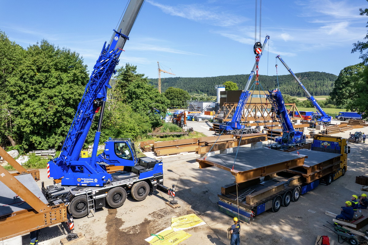 THW baut Donaubrücke mit vier Liebherr LTC 1050-3.1