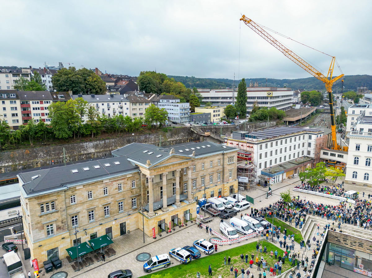 Ein Stück Stadtgeschichte am Haken: Liebherr-Mobilkran hebt Schwebebahnwagen in den Wuppertaler Hauptbahnhof
