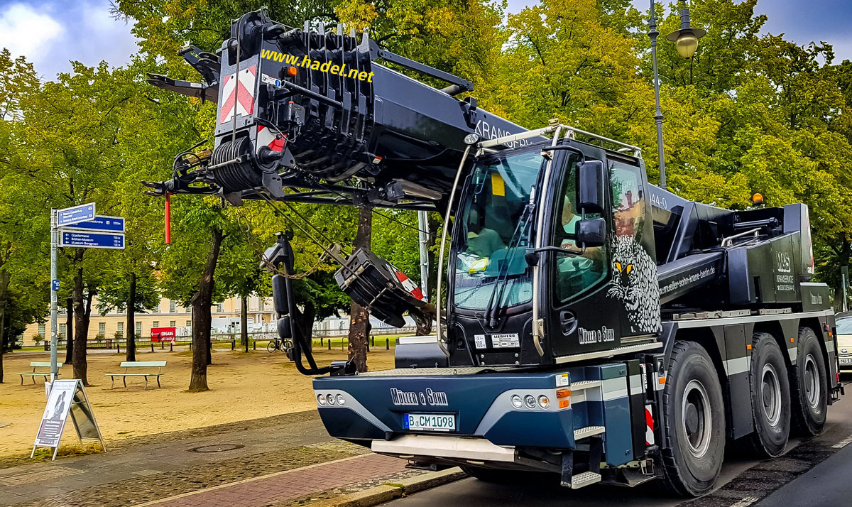 Liebherr LTC 1045-3.1 / SN: 058 361 (YoM: 2011) in front of Charlottenburg Palace>                 				 </div>
			<div class=