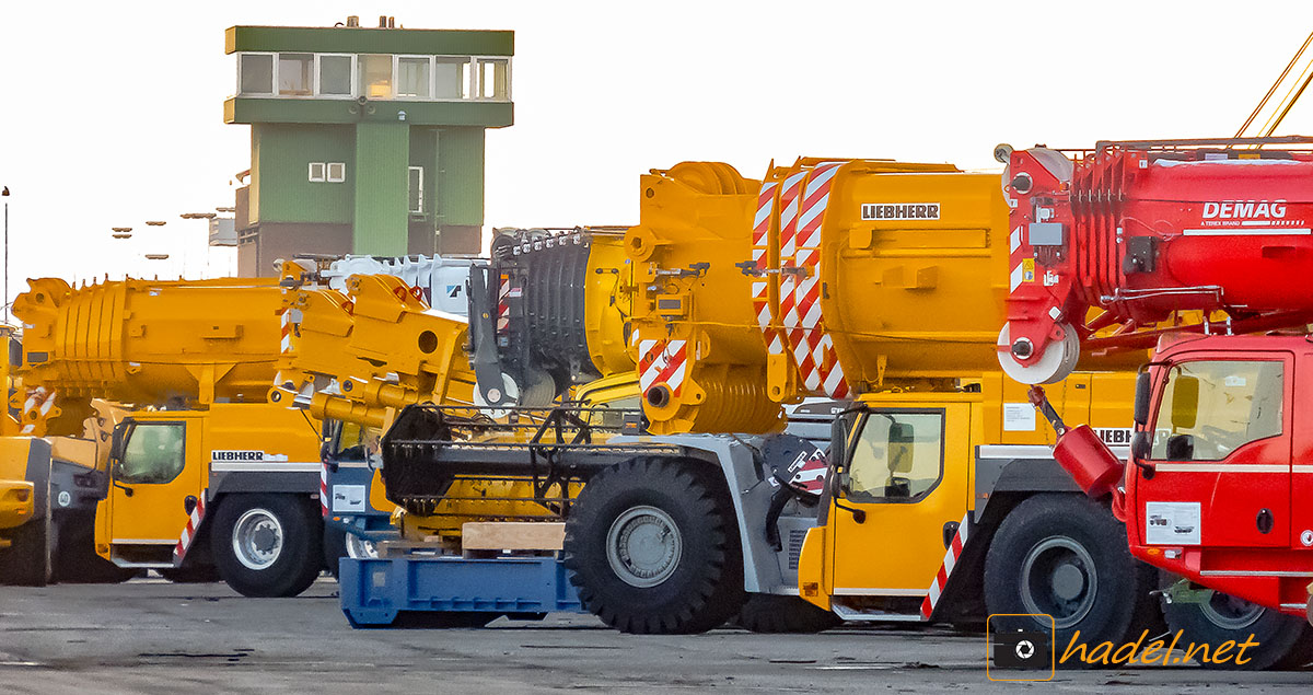 some cranes at Port Bremerhaven crane parking lane!>                 				 </div>
			<div class=