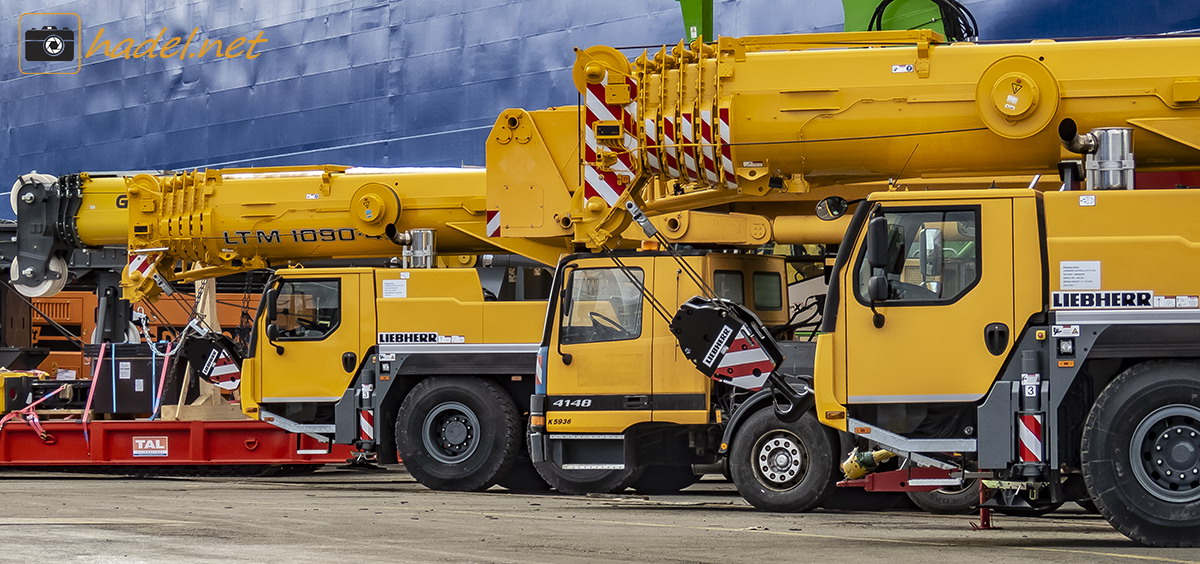 what is that in the parking lane in Port Bremerhaven? i think, that is not a crane ;-)>                 				 </div>
			<div class=