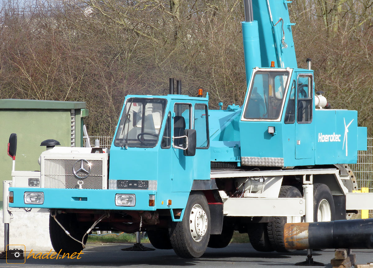 old Liebherr crane >                 				 </div>
			<div class=