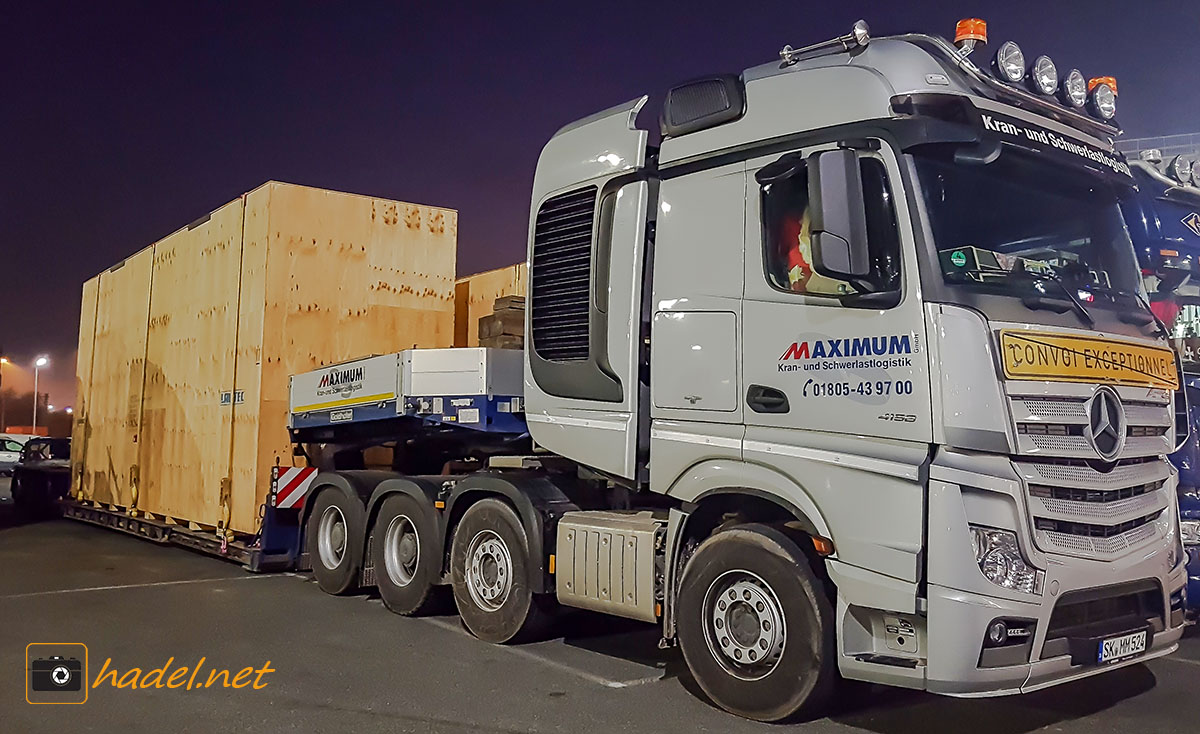 some heavy haulage trucks with load waiting in Port Bremerhaven>                 				 </div>
			<div class=