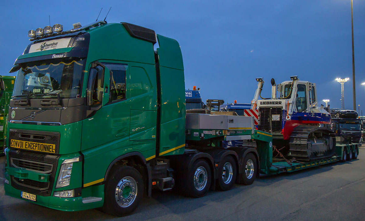 Volvo FH 13 from Schwandner with a Liebherr PR 754 / SN: 16708 on the way to Russia>                 				 </div>
			<div class=