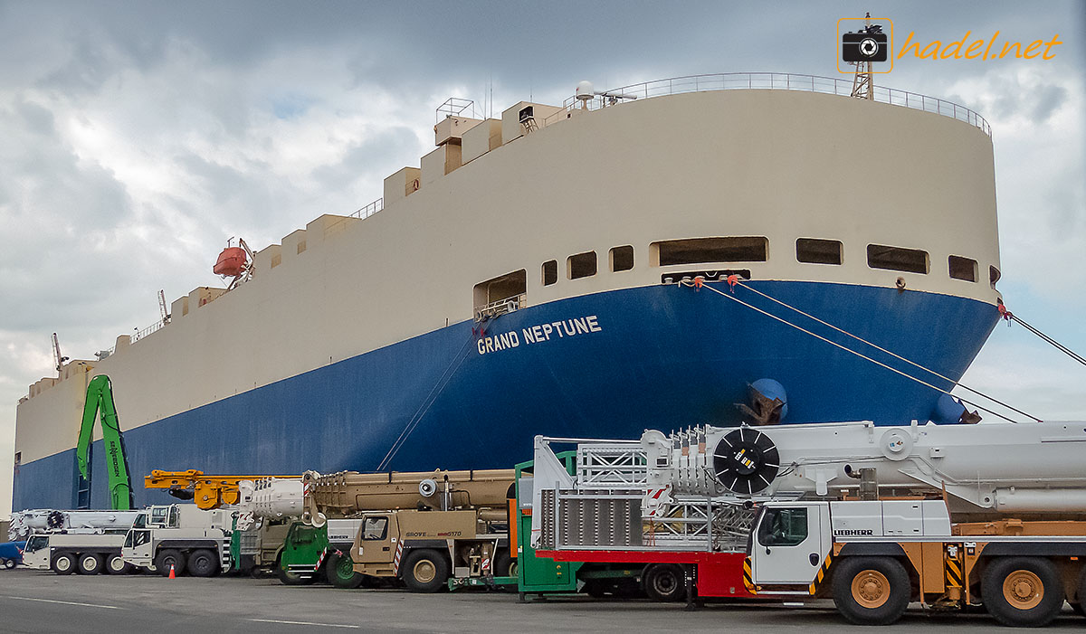 parking lot in Port Bremerhaven with some interesting cranes>                 				 </div>
			<div class=