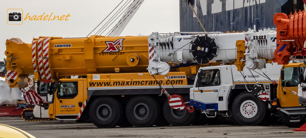 parking lot in Port Bremerhaven with some cranes>                 				 </div>
			<div class=