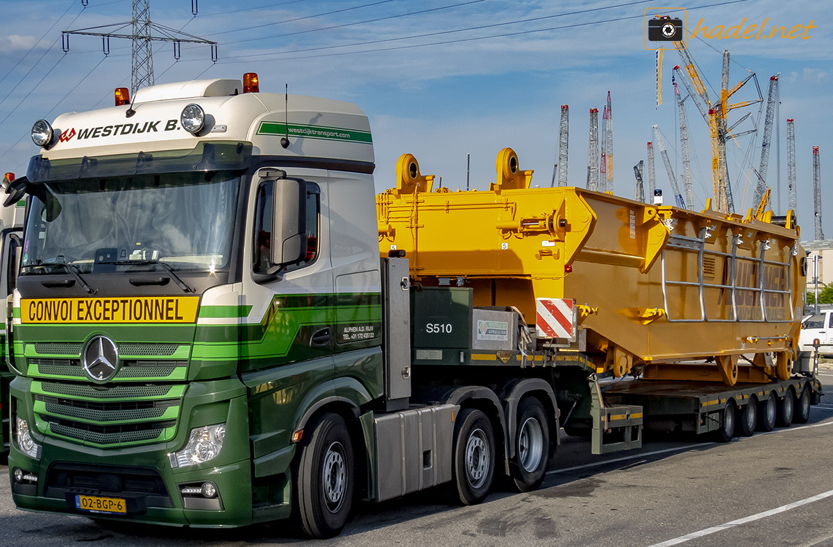 Westdijk with a new Liebherr LR 11000 / SN: 098 237 for Buckner before the start in Ehingen>                 				 </div>
			<div class=