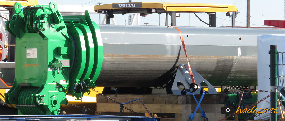 telescopic boom of a Liebherr LTM 11200 NX / SN: 073 450 on the way to Yokohama Seaport>                 				 </div>
			<div class=