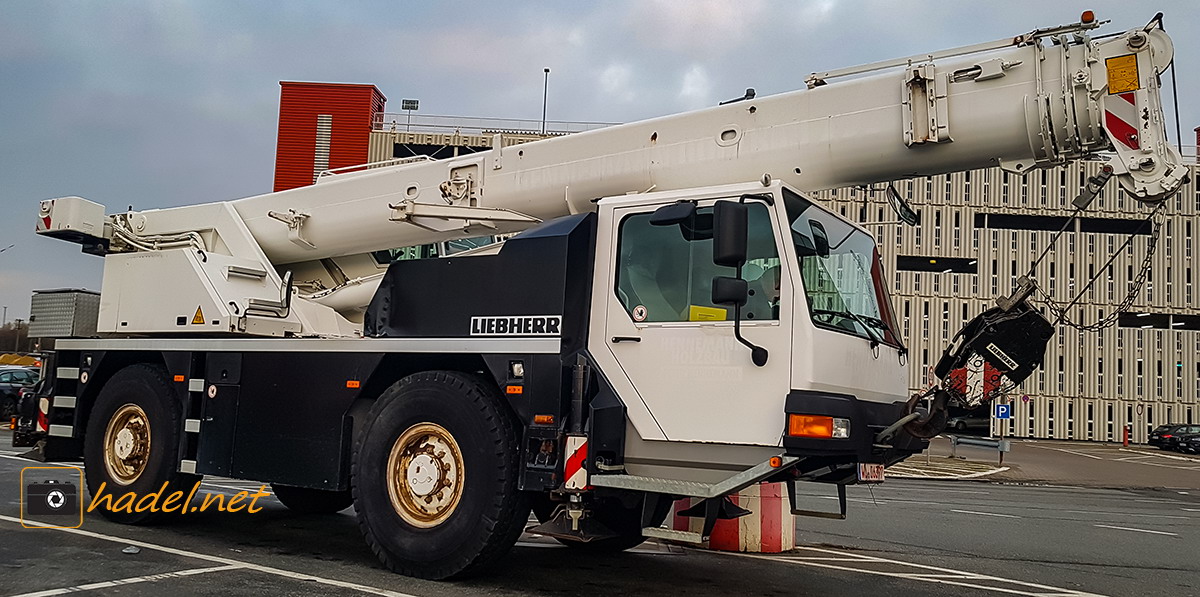 Liebherr LTM 1030-2.1 / SN: 051 186 (YoM: 2006) on the way to Port Durban>                 				 </div>
			<div class=