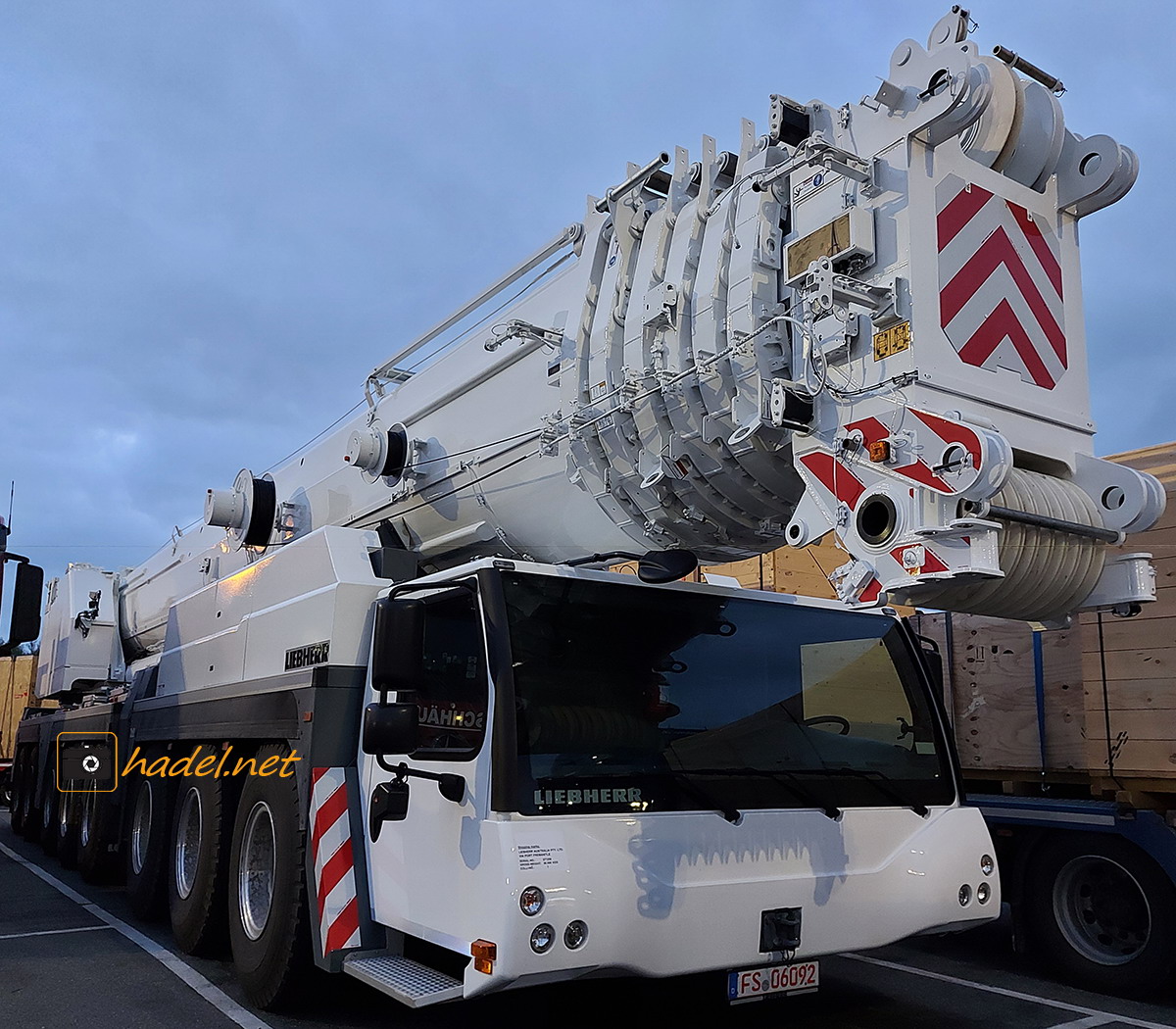 Liebherr LTM 1450-8.1 / SN: 071 209 on the way to Port Fremantle (Australia)>                 				 </div>
			<div class=