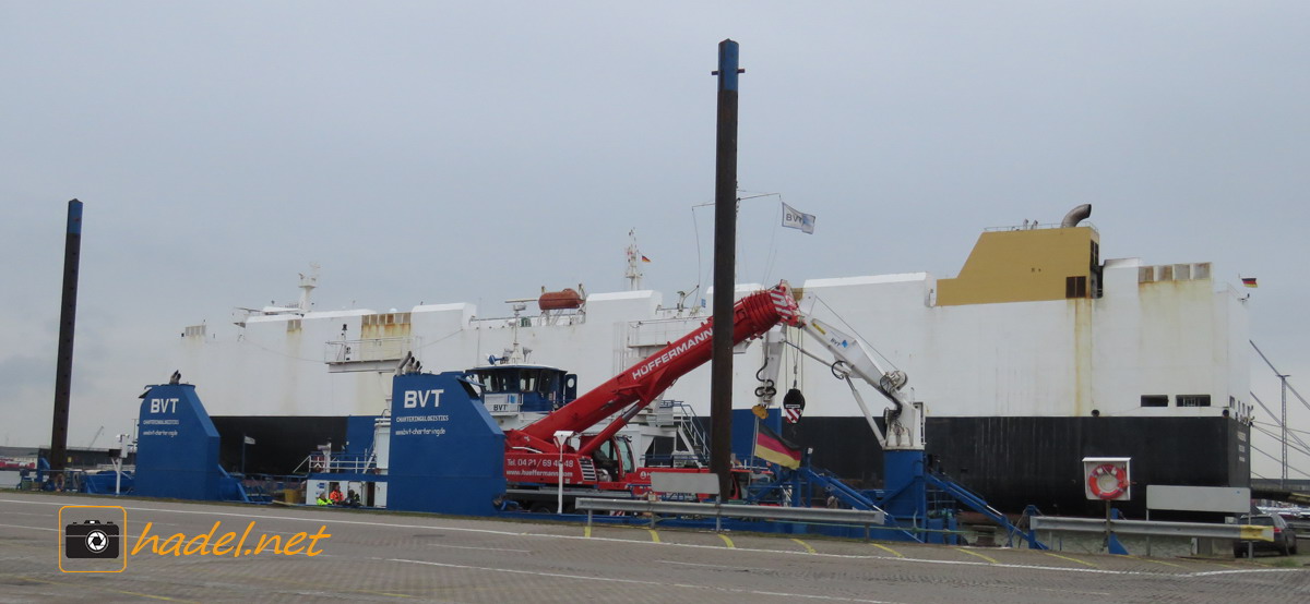 Hüffermann working on a little barge>                 				 </div>
			<div class=