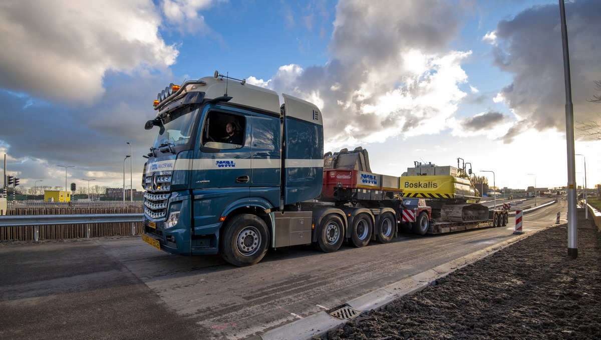 Neuer Mercedes-Benz Actros SLT 4163 LS 8x4 bei Luijendijk & van der Wal>                 				 </div>
			<div class=