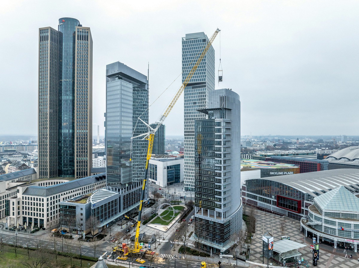 Liebherr LTM 1650-8.1 montiert Kälteanlagen in Frankfurter Skyline>                 				 </div>
			<div class=