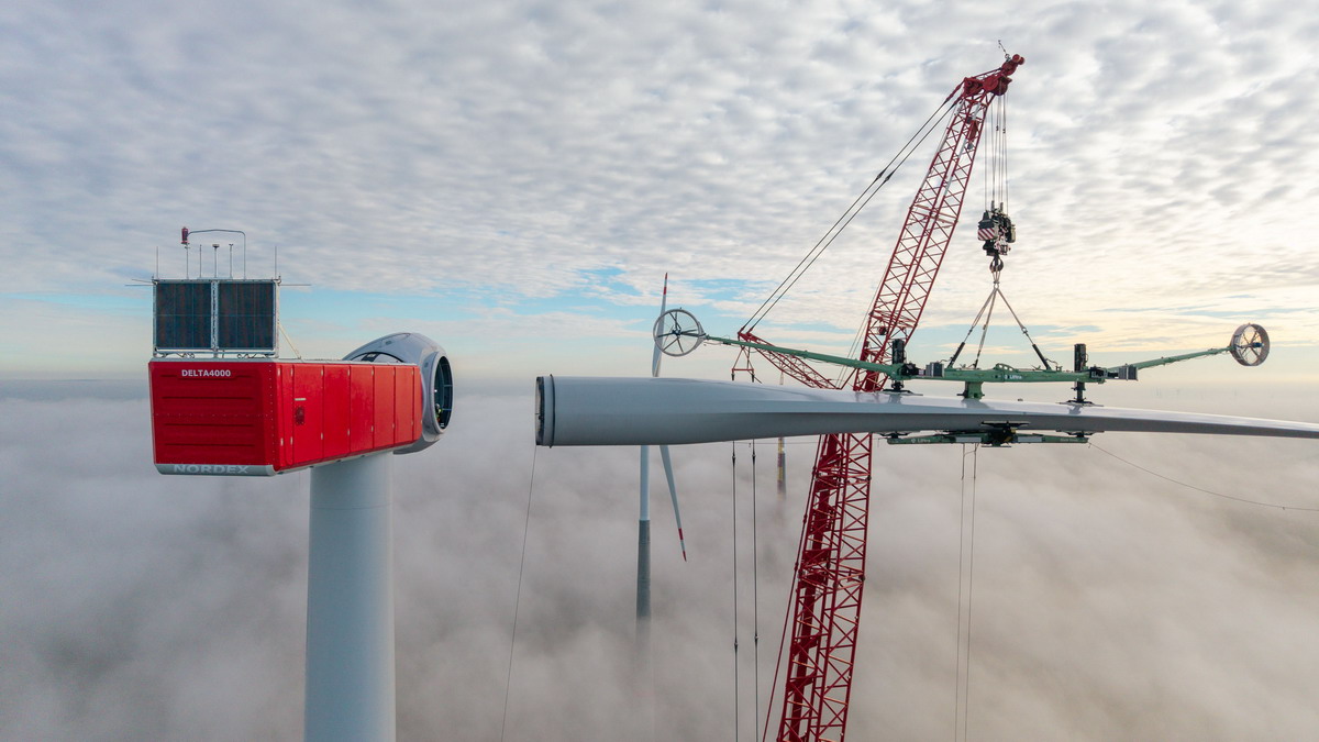 Drei Liebherr-800-Tonner im Windpark >                 				 </div>
			<div class=