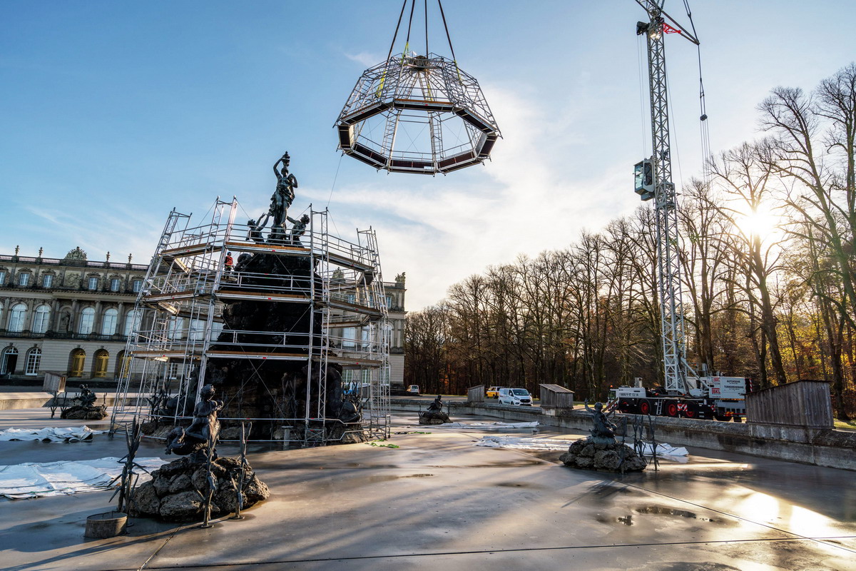 Liebherr-Mobilbaukran auf der Herreninsel: Winterschutz für die Schlossbrunnen>                 				 </div>
			<div class=