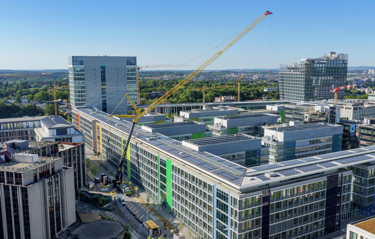 Liebherr LTM 1650-8.1 montiert neue Klimaanlage für das EU-Parlament in Luxemburg>                 				 </div>
			<div class=