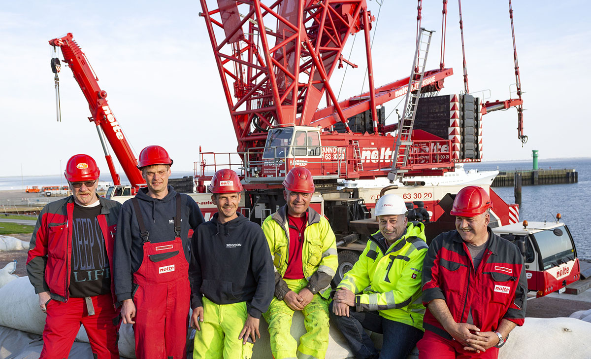 Liebherr LG 1750 lattice boom mobile crane from Nolte hoists giant lock gates>                 				 </div>
			<div class=