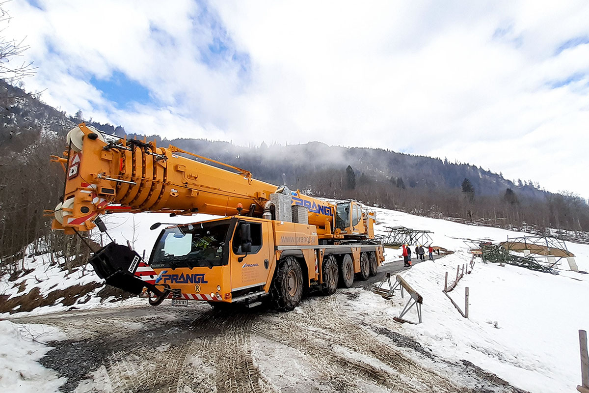 Liebherr LTM 1160-5.2 working on important power line on the edge of the Austrian Alps>                 				 </div>
			<div class=