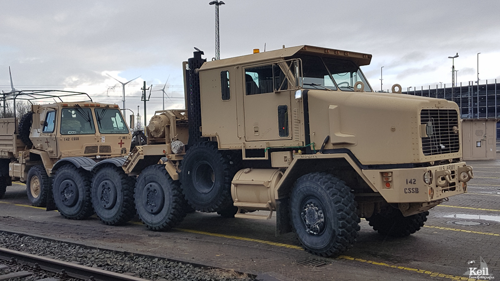 Oshkosh us military heavy transport truck