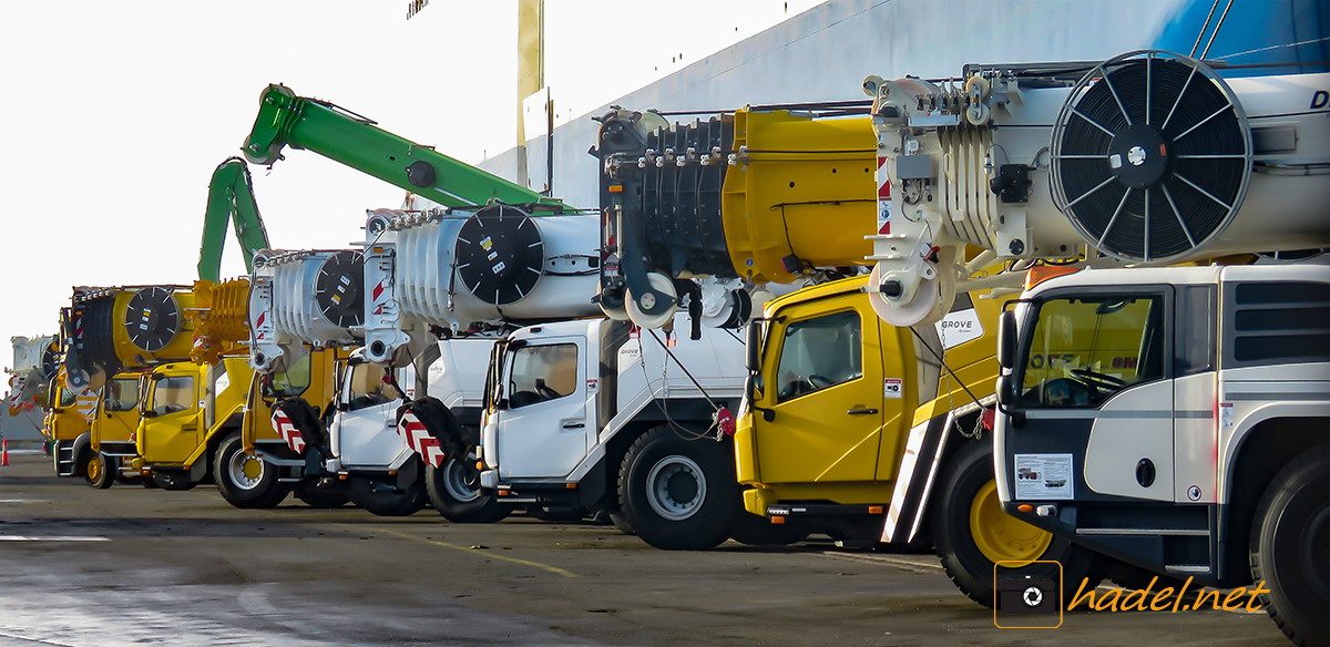 cranes, cranes cranes - full parking lot in Port Bremerhaven!