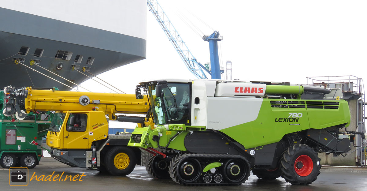 new Grove GMK 3060 trying to hide behind a Claas Lexion 780 with chain drive