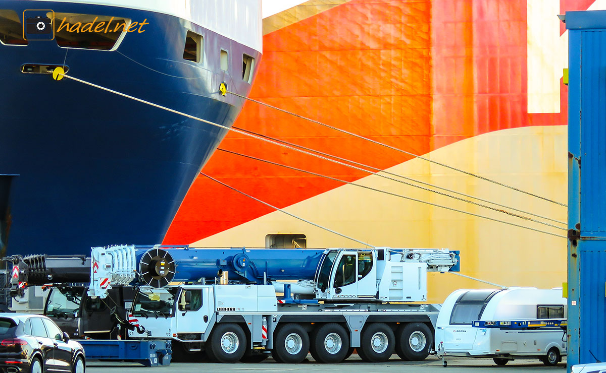 new Liebherr LTM 1130-5.1 / SN: 066 894 on the way to Australia via Port Melbourne