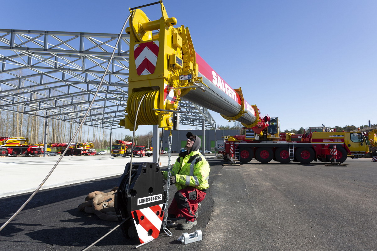 Group of Liebherr cranes hoists roof construction