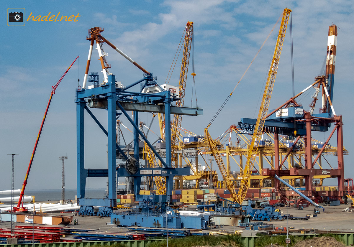 Demag CC 3800-1 &amp; Liebherr LR 1600 scrapping container bridges in Port Bremerhaven