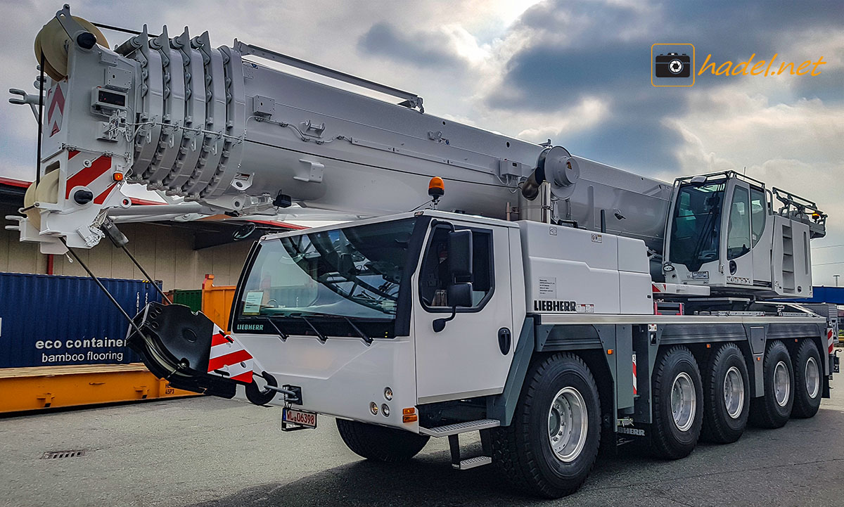 Liebherr LTM 1130-5.1 / SN: 066 950 on the way to Port Brisbane (Australia)