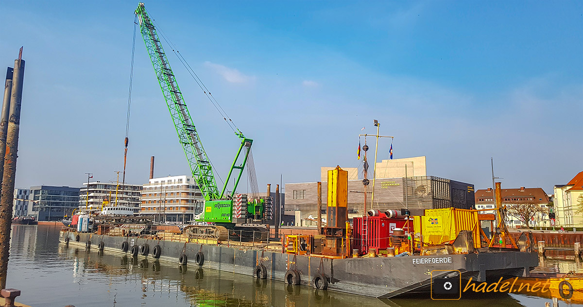 Sennebogen 690 HD working in Bremerhaven on a pontoon