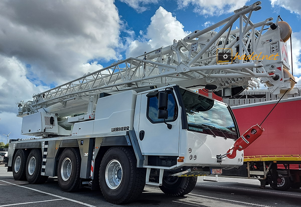 Liebherr LTM 1090-4.2 / SN: 089 512 on the way to Australia