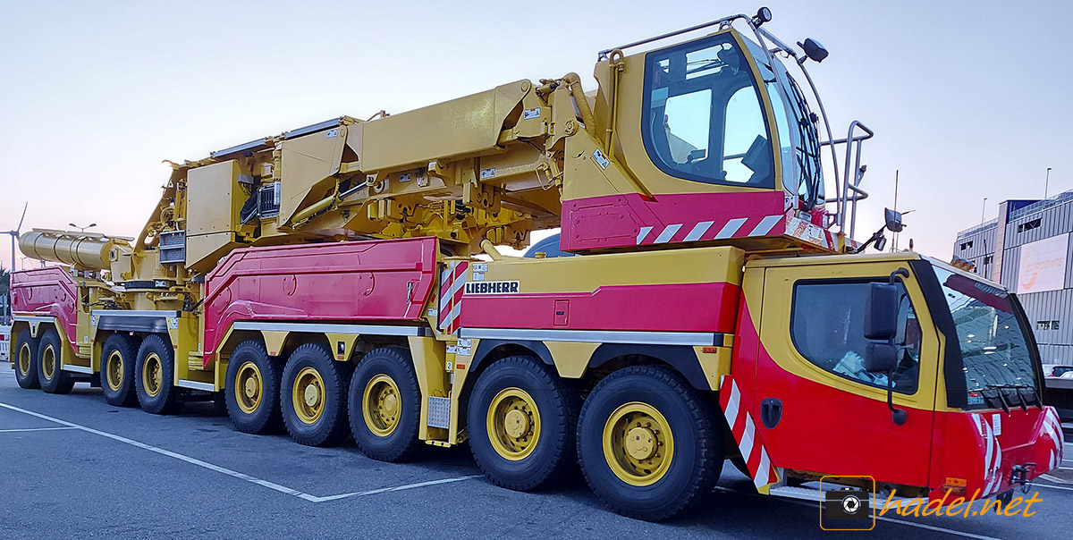 Liebherr LTM 11200 / SN: 073 435 on the way to Galveston, Texas