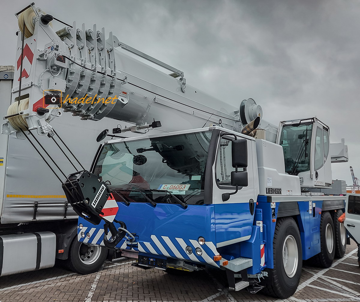 Liebherr LTM 1060-3.1 / SN: 058 882 on the way to Port Brisbane (Australia)