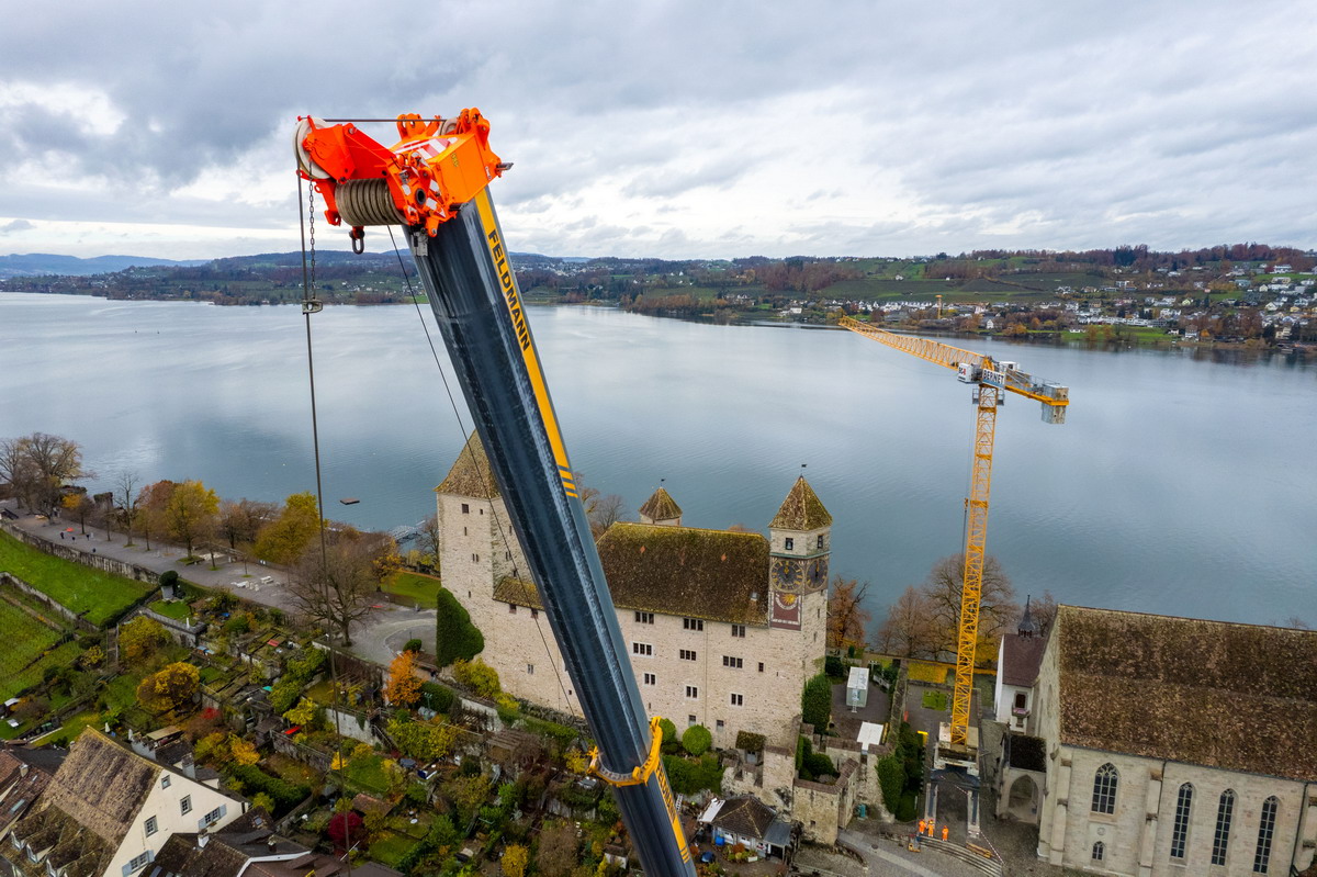 Liebherr LTM 1450-8.1 mit Mastnase im Einsatz 