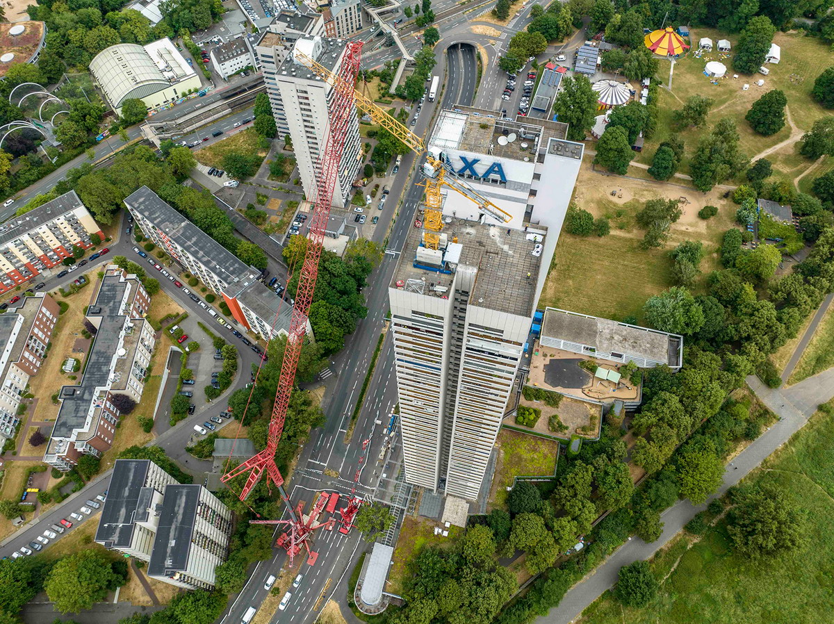 Liebherr LTM 1750-9.1 von Colonia im Einsatz in Köln: Balkonsanierung am Axa-Hochhaus