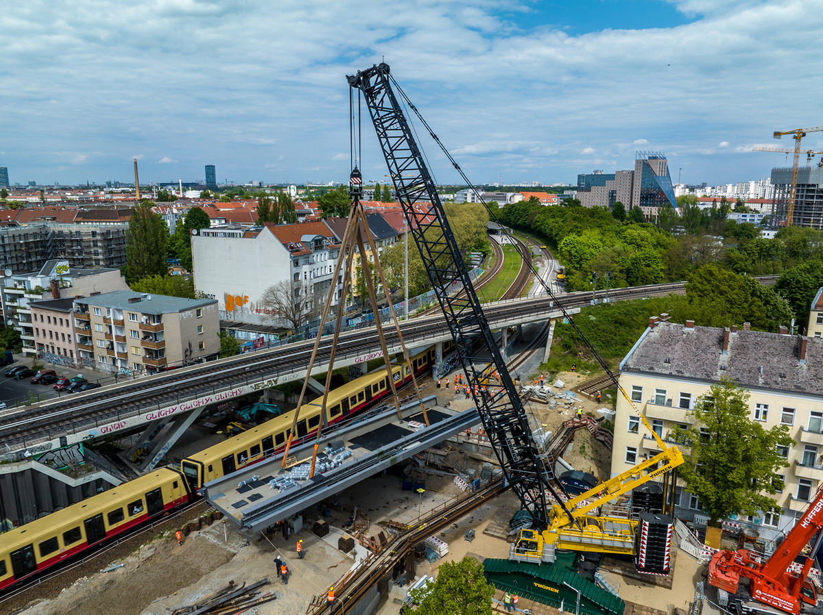 Thömen montiert mit Liebherr LR 1800-1.0 zwei Eisenbahnbrücken in Berlin