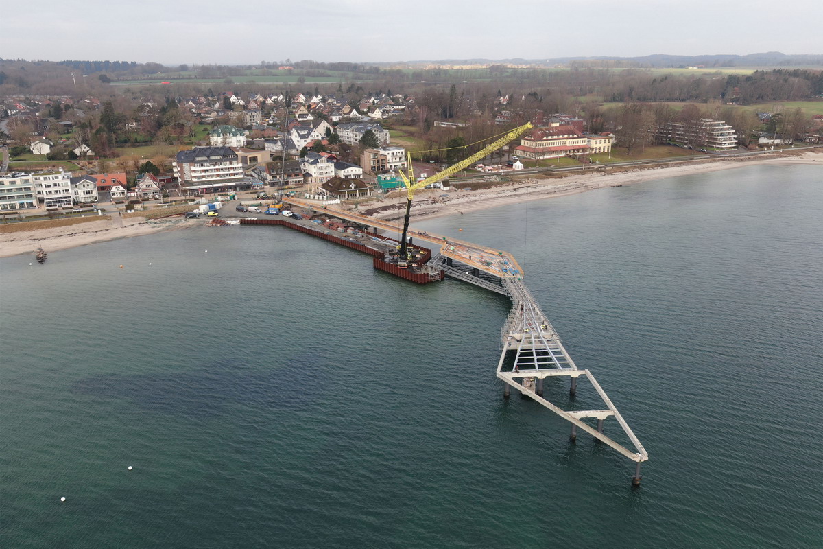 Einsatz auf dem Wasser:  LTM 1300-6.2 errichtet Seebrücke