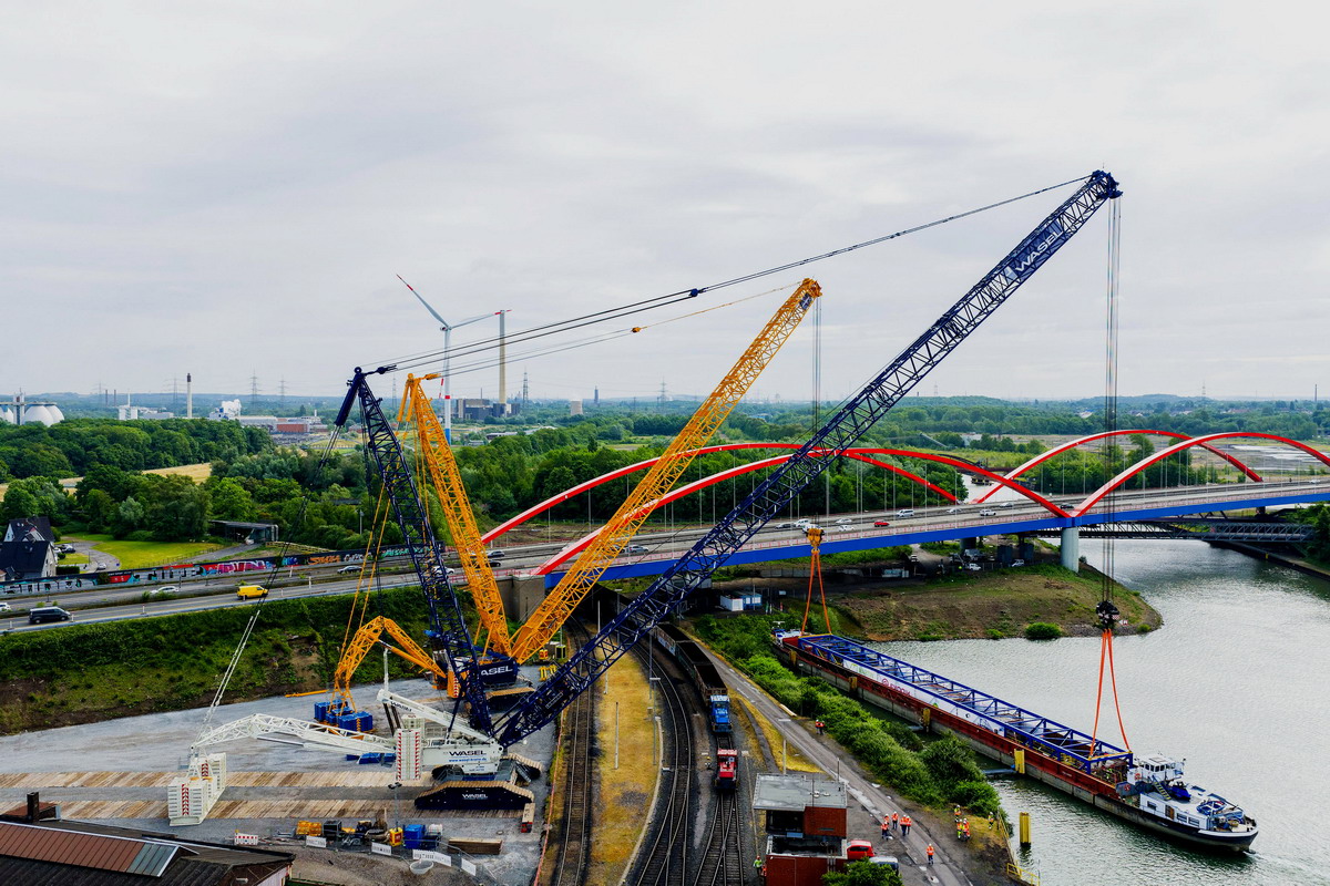 Spektakulärer Brückentausch mit zwei Liebherr-Raupenkranen LR 11000