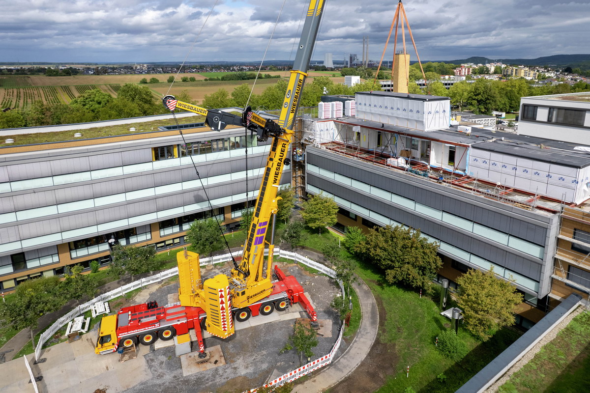 LTM 1650-8.1 setzt weiteres Stockwerk auf Kinderklinik  