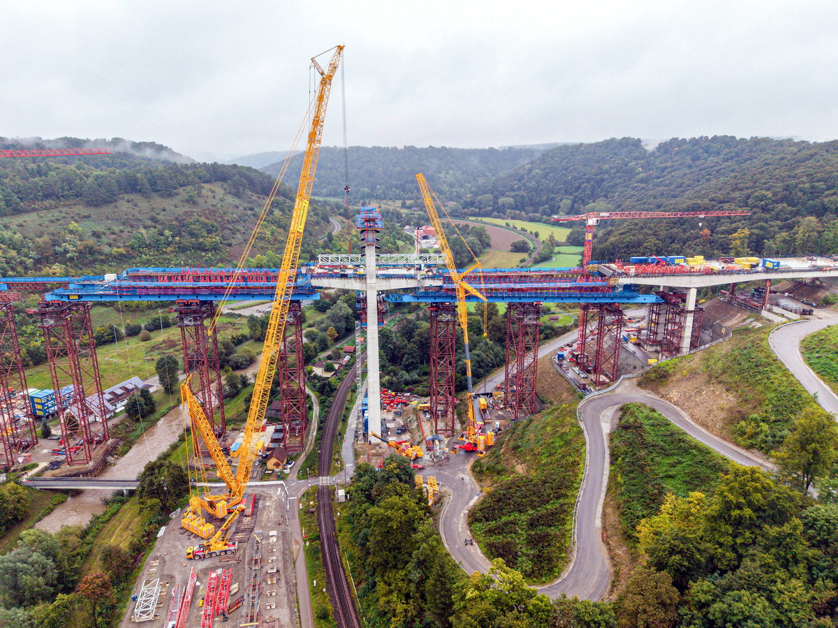 Wiesbauer hebt 100-Tonnen-Stahlbleche mit LR 1700-1.0 und LTM 1650-8.1 auf die neue Neckartalbrücke